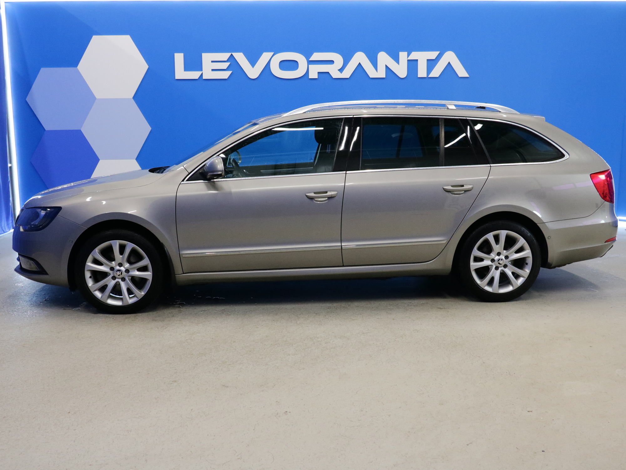 Skoda Superb 2015, photo 3/23