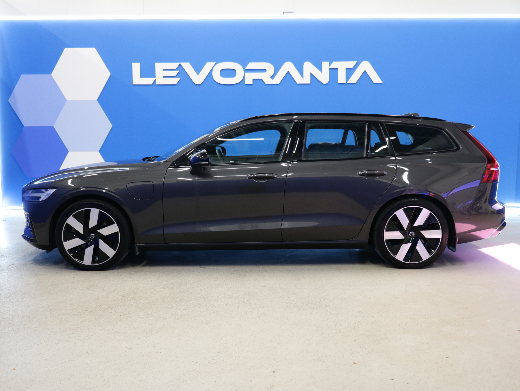 Volvo V60 2024, photo 4/38