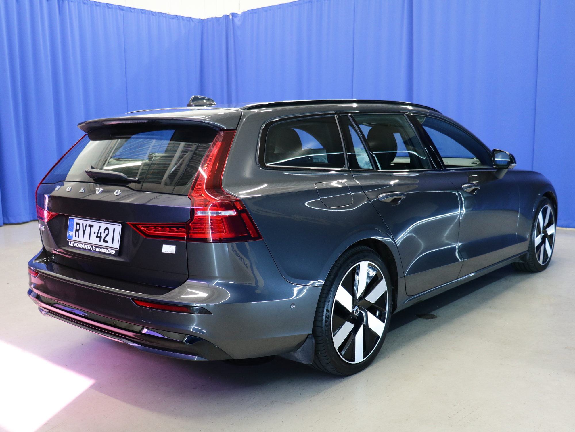 Volvo V60 2024, photo 7/38